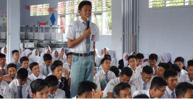 Seorang peserta menyampaikan pembelajaran yang didapatkan dari kisah Tim Perdamaian dalam kegiatan Seminar Kampanye Perdamaian “Belajar Bersama Menjadi Generasi Tangguh” di SMA Mathlaul Anwar Pandeglang Seorang peserta menyampaikan pembelajaran yang didapatkan dari kisah Tim Perdamaian dalam kegiatan Seminar Kampanye Perdamaian “Belajar Bersama Menjadi Generasi Tangguh” di SMA Mathlaul Anwar Pandeglang