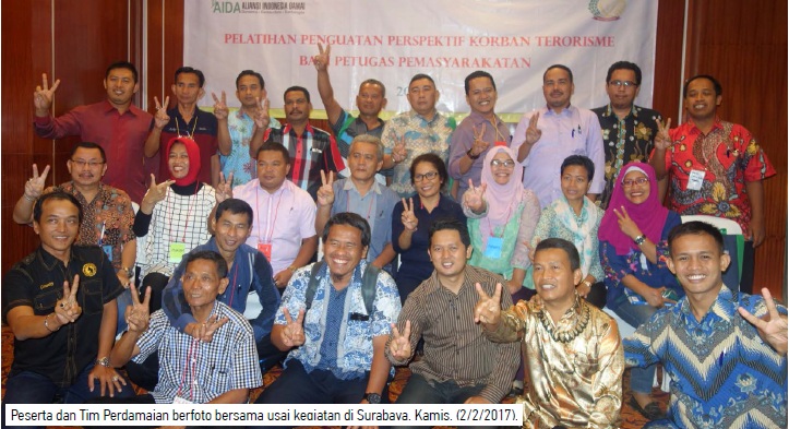 Peserta dan Tim Perdamaian Berfoto Bersama Usai Kedekatan di Surabaya Peserta dan Tim Perdamaian Berfoto Bersama Usai Kedekatan di Surabaya