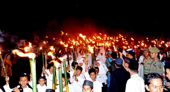Santri Tasik Pawai Obor