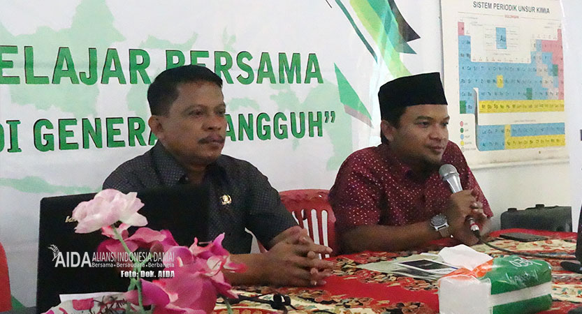 Direktur Aliansi Indonesia Damai (AIDA), Hasibullah Satrawi, dalam acara Dialog Interaktif bertema “Belajar Bersama Menjadi Generasi Tangguh” di SMAN 1 Sukoharjo, Kabupaten Pringsewu, Provinsi Lampung, Kamis (8/11/2018)