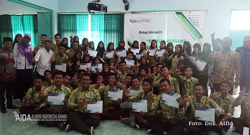 Foto Bersama Tim AIDA dan Tim Perdamaian Bersama Para Siswa Peserta Dialog Interaktif “Belajar Bersama Menjadi Generasi Tangguh” di SMAN 1 Gadingrejo