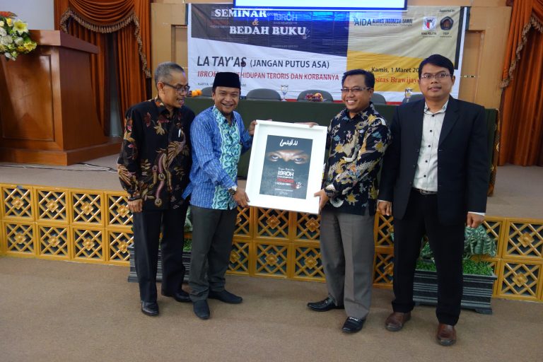 Hasibullah Satrawi, Penulis Buku, (dua dari kiri) UB saat penyerahan cindera mata kepada Akhmad Muwafik, Wakil Dekan III FISIB UB Malang, pada acara Bedah Buku La Tay’as di Universitas Brawijaya Malang, Kamis, 1/3/2018. (dok.AIDA)