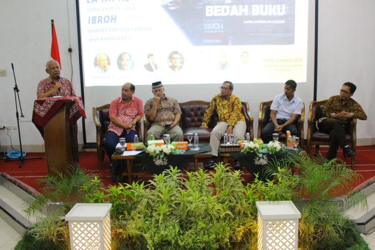 Prof. Azyumardi Azra menjadi keynote speaker pada Seminar Nasional dan Bedah Buku di Universitas Islam Indonesia Yogyakarta, Kamis, 8 Maret 2018. (Dok. Mufti)