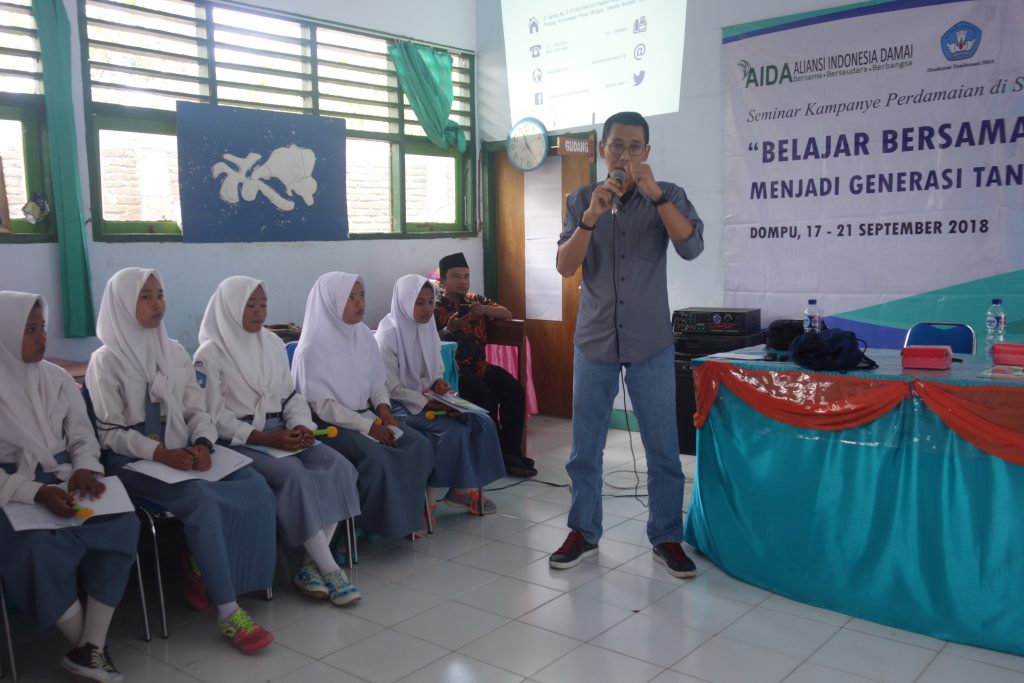 Mulyono, korban Bom Kuningan, menyampaikan kisahnya dalam Dialog Interaktif Belajar Bersama menjadi Generasi Tangguh di SMAN 1 Pajo, Dompu, Nusa Tenggara Barat (17/9/2018).