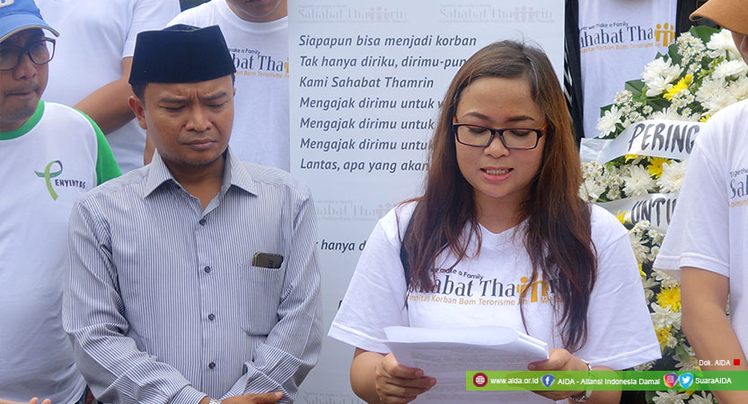 Dwi Siti Rhomdoni (Dwiki) Bersama Direktur AIDA, Hasibullah Satrawi Dalam Peringatan Bom Thamrin.