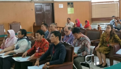 Hairil Islam (Depan, keempat dari Kiri) dan sejumlah korban peledakan bom di Jalan MH Thamrin, Jakarta Pusat, dan Kampung Melayu, Jakarta Timur, mengajukan kompensasi biaya pengobatan mereka kepada negara. Photo: Kompas.com