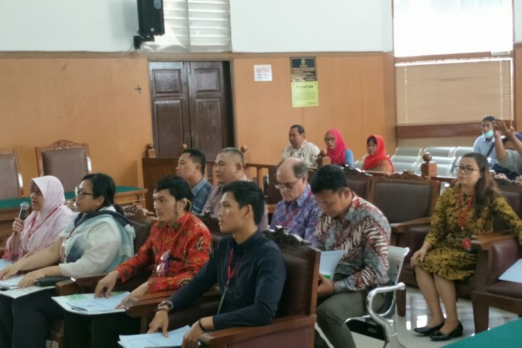 Hairil Islam (Depan, keempat dari Kiri) dan sejumlah korban peledakan bom di Jalan MH Thamrin, Jakarta Pusat, dan Kampung Melayu, Jakarta Timur, mengajukan kompensasi biaya pengobatan mereka kepada negara. Photo: Kompas.com