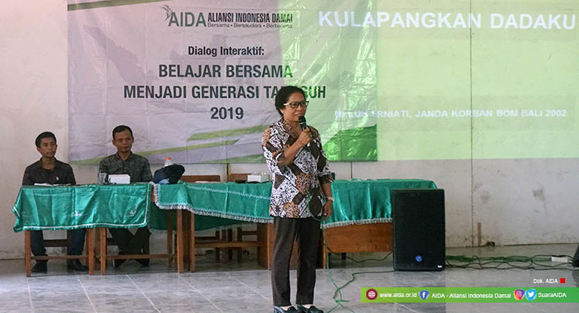 Ni Luh Erniati dalam Dialog Interaktif Belajar Bersama Menjadi Generasi Tangguh di SMAN 1 Paciran
