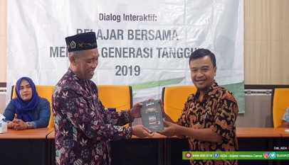 Kepala Madrasah Aliyah Negeri (MAN) 1 Lamongan, Drs. Ahmad Najih, M.Ag, menerima buku La Tay'as yang diberikan Direktur Aliansi Indonesia Damai (AIDA) Hasibullah Satrawi, dalam kegiatan "Dialog Interaktif: Belajar Bersama Menjadi Generasi Tangguh", Kamis (21/2/2019).