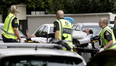 Para petugas ambulans membawa keluar seorang pria dari sebuah masjid di pusat Kota Christchurch, Selandia Baru. Photo: VOA Indonesia