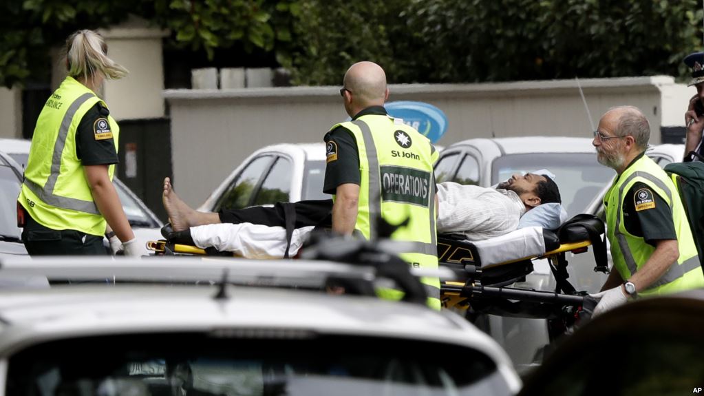 Para petugas ambulans membawa keluar seorang pria dari sebuah masjid di pusat Kota Christchurch, Selandia Baru. Photo: VOA Indonesia