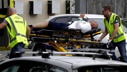 Petugas medis mengevakuasi korban penembakan masjid di Christchurch, Selandia Baru, Jumat, (15/03/2019). Foto: AFP