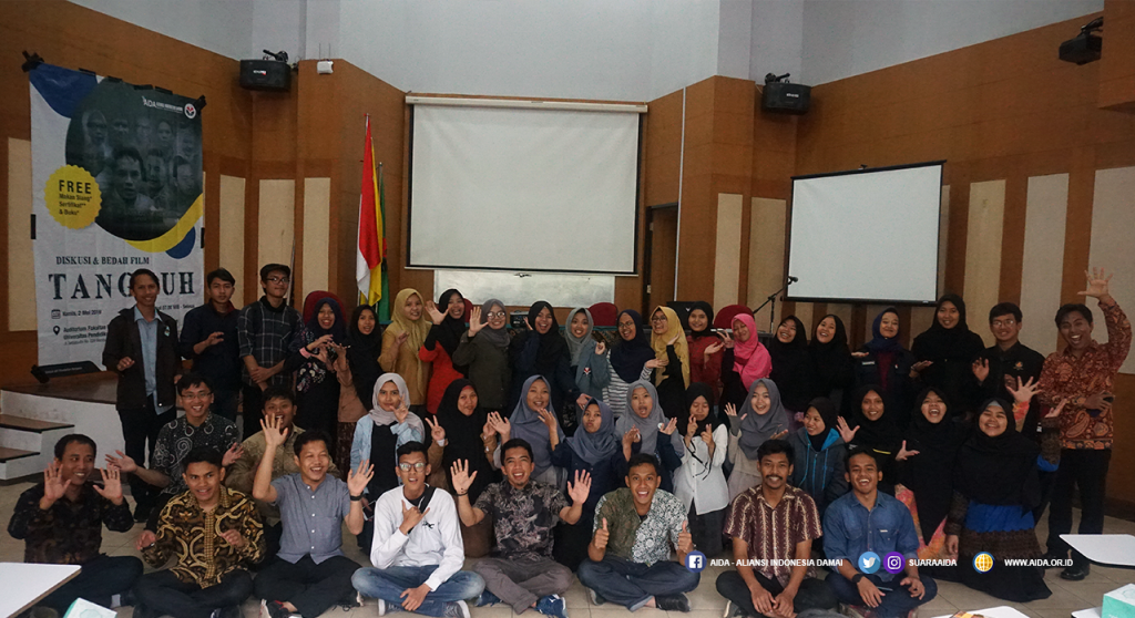 Foto bersama setelah sesi Diskusi dan Bedah Film Tangguh di Kampus Universitas Pendidikan Indonesia (UPI), Bandung, Kamis (2/5/2019)