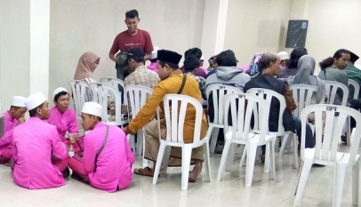 Solidaritas: umat muslim berbuka puasa di gereja katolik Santa Maria Tak Bercela, Surabaya, Jawa Timur, pada Minggu. Perkumpulan lintas iman diadakan untuk memeringati korban bom bunuh diri yang dilakukan oleh satu keluarga yang terpapar ISIS.