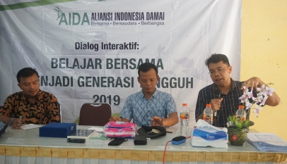 Christian Salomo (kanan), saat berbicara dalam Dialog Interaktif "Belajar Bersama Menjadi Generasi Tangguh" di SMAN 1 Lamongan, 20 Februari 2019.