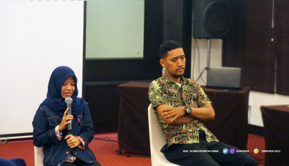 Susi Afitriyani (kiri), Korban Bom Kampung Melayu 2017 dan Syamsi Fahrul (kanan), Korban Bom Kuningan 2004 Dalam Satu Kegiatan Kampanye Perdamaian Aliansi Indonesia Damai (AIDA)