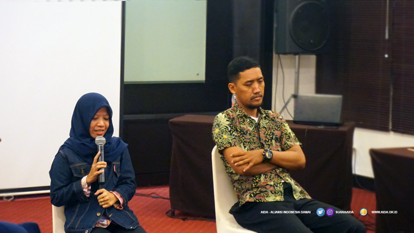 Susi Afitriyani (kiri), Korban Bom Kampung Melayu 2017 dan Syamsi Fahrul (kanan), Korban Bom Kuningan 2004 Dalam Satu Kegiatan Kampanye Perdamaian Aliansi Indonesia Damai (AIDA)